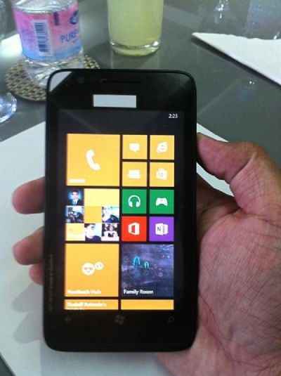 Una foto mostra un misterioso device Nokia con Windows Phone
