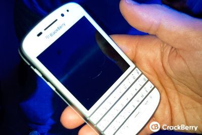 Il nuovo BlackBerry Q10 mostrato ufficilamente anche nella variante di colore bianco