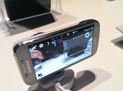 Il Galaxy S4 Zoom mostrato per la prima volta in una foto ufficiale