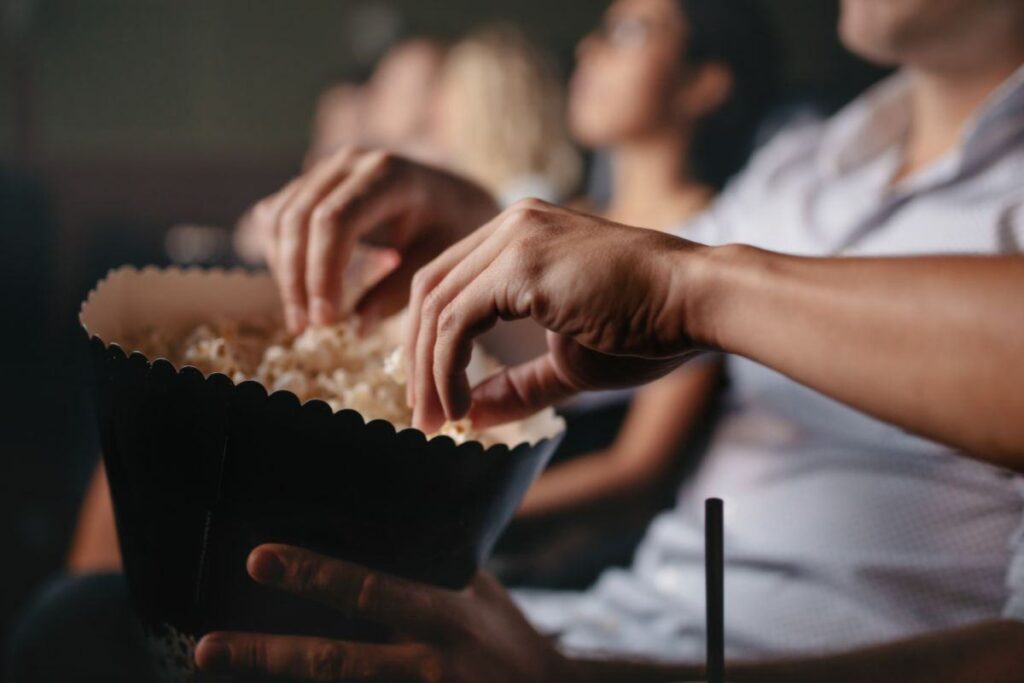 persone al cinema con pop corn