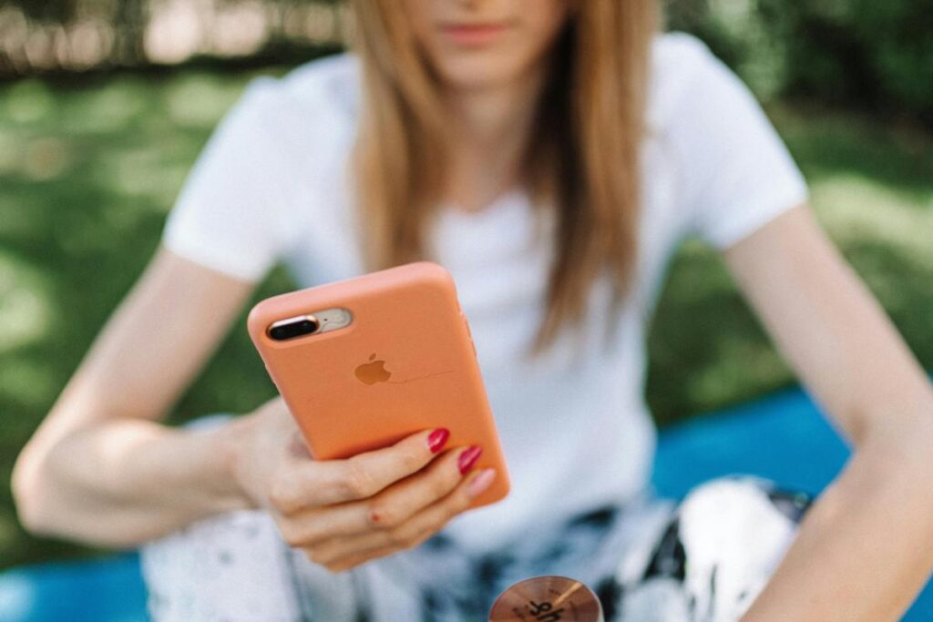 ragazza con iphone