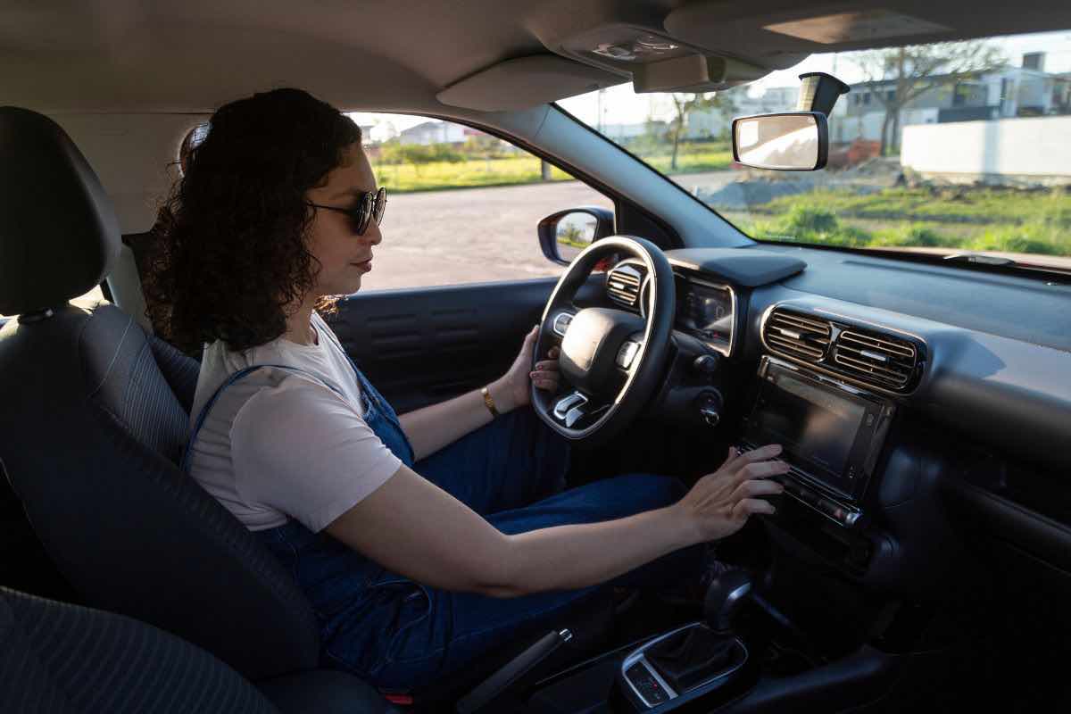 Ragazza in auto