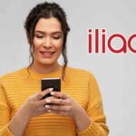 Ragazza con smartphone in mano e logo Iliad