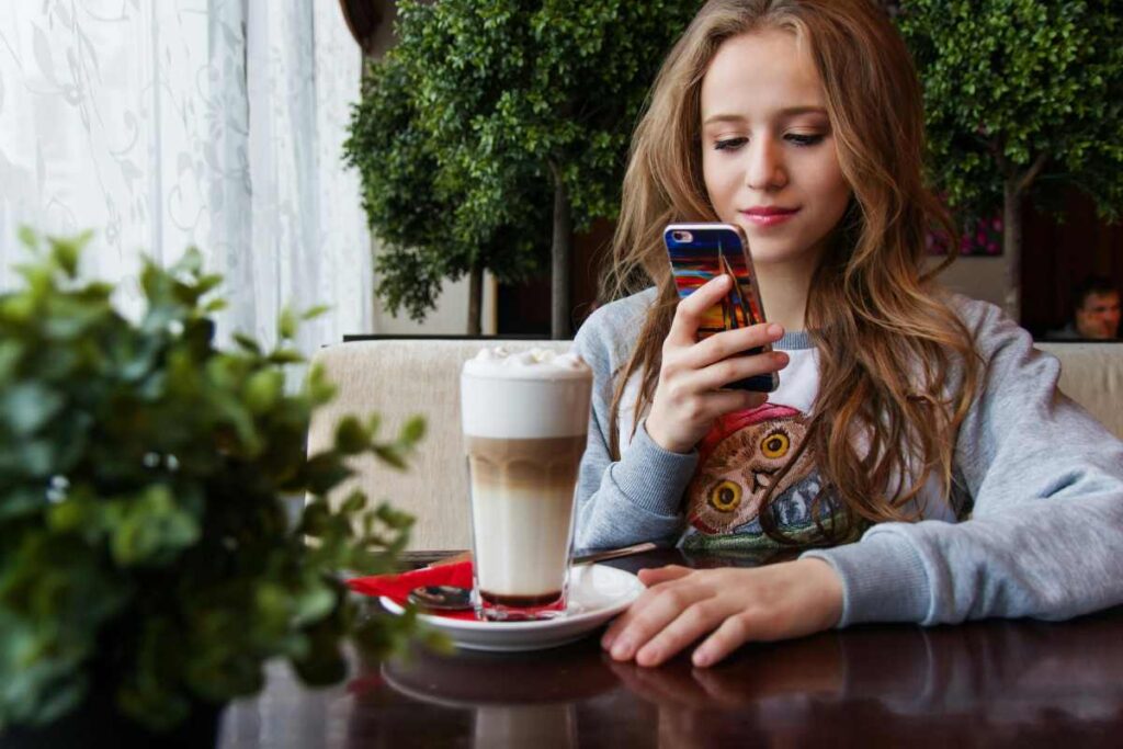 Una ragazza con uno smartphone