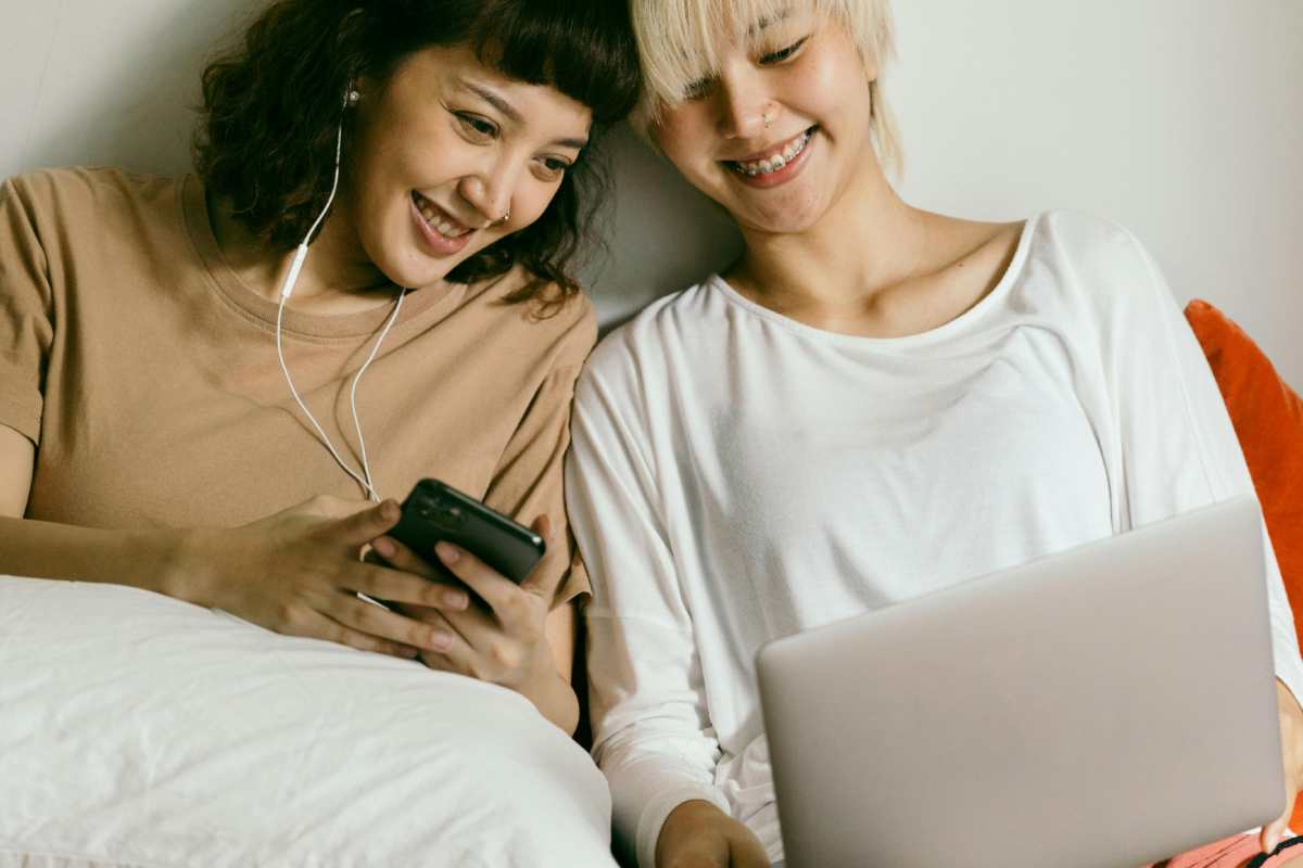 Ragazze che scelgono un film sul tablet