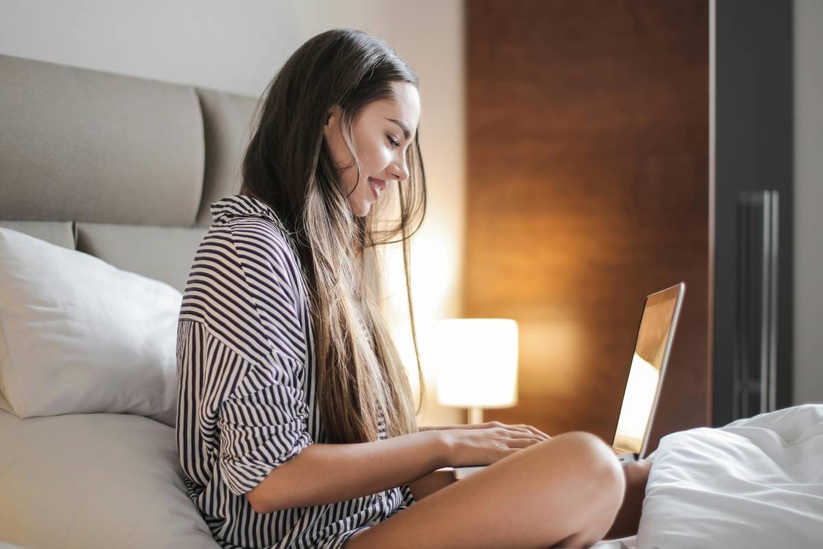 Ragazza che guarda un film in streaming